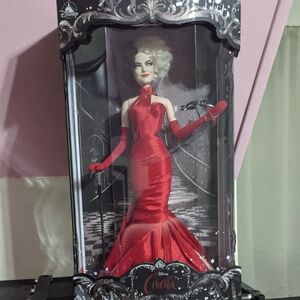 Limited Edition (5400 pcs) Cruella Doll w/Key
